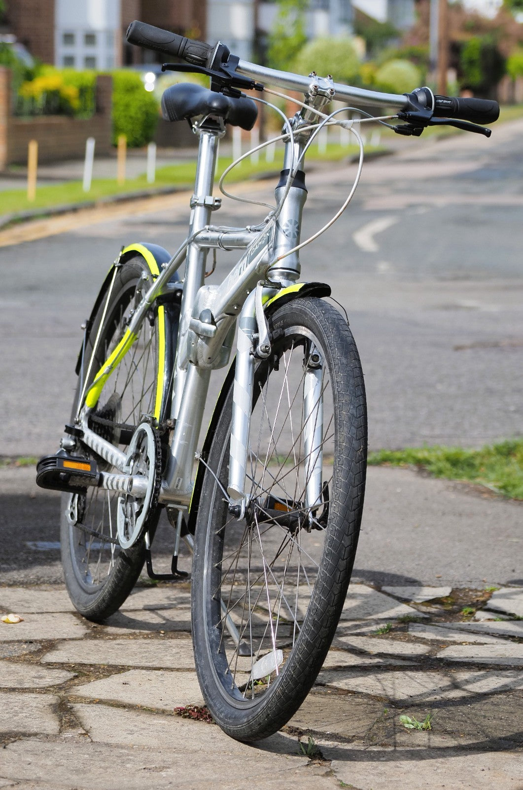 Dahon Espresso Folding Bike: 26" Wheels, mudguards,  Hi-Viz extras