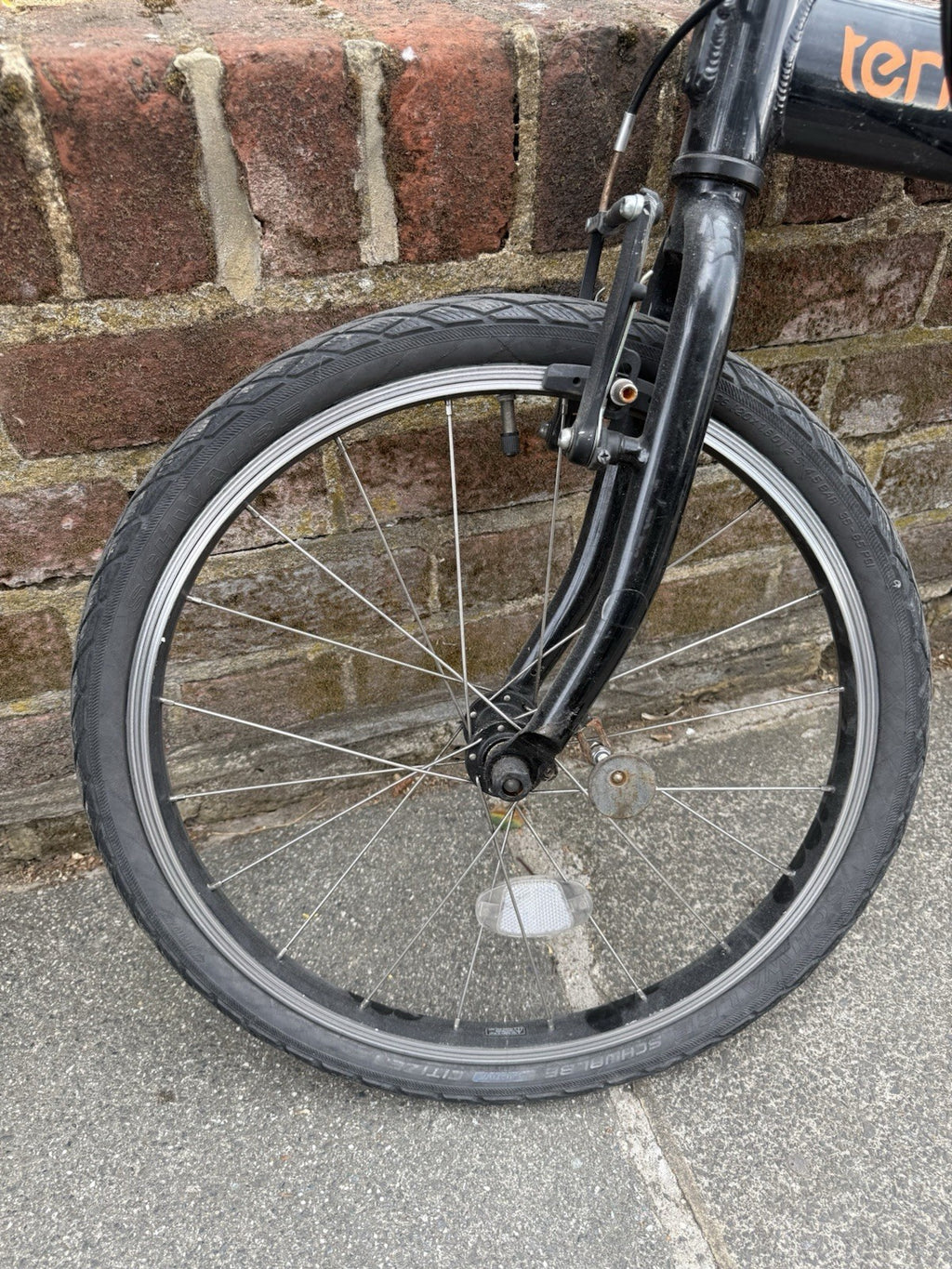 Tern Link D8 Folding Bike 20 in Black 8-Speed Mudguards V-Brake