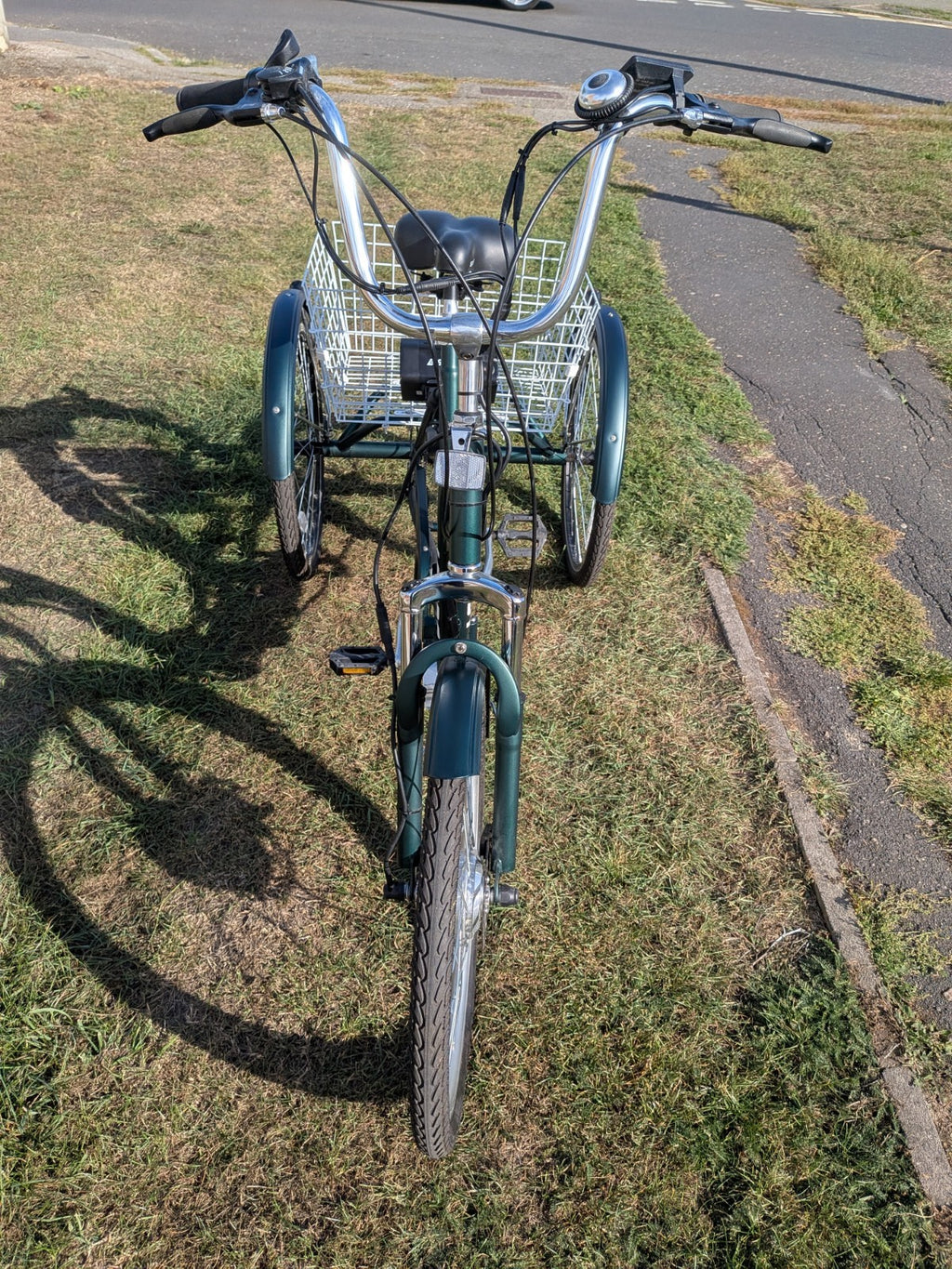 Scout Electric Folding Tricycle, Only 15 miles, Brand New Battery, Delivery .