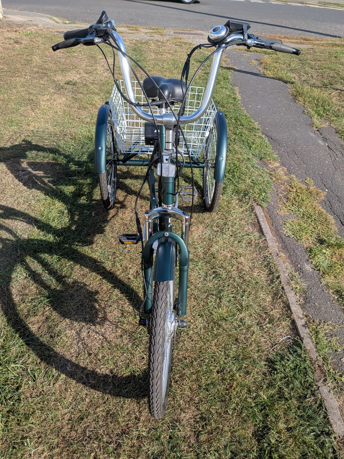 Scout Electric Folding Tricycle, Only 15 miles, Brand New Battery, Delivery .