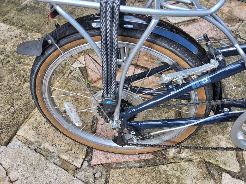 Pair of Dahon Vitesse D7  Aluminium Folding Bikes 7 Speed with Carry bags