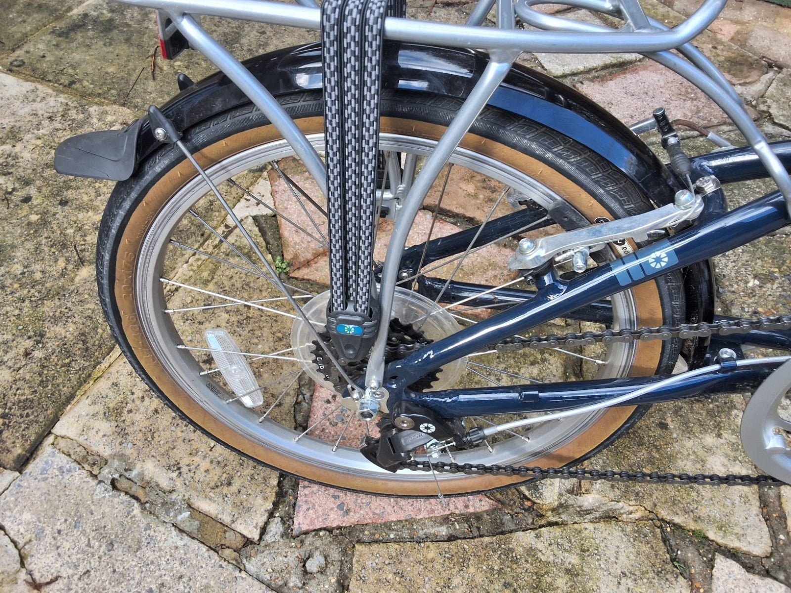 Pair of Dahon Vitesse D7  Aluminium Folding Bikes 7 Speed with Carry bags