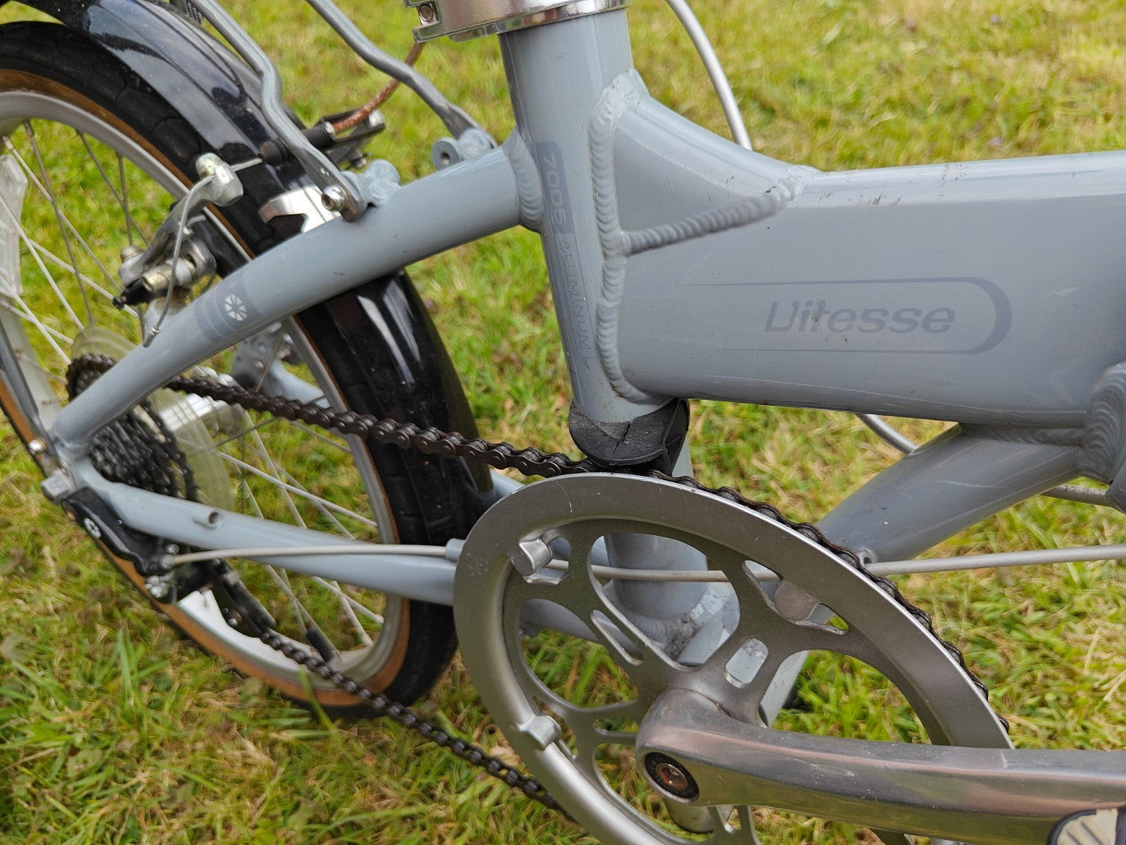 2 x Dahon Vitesse folding bikes, plus 2 x Dahon bike bags.