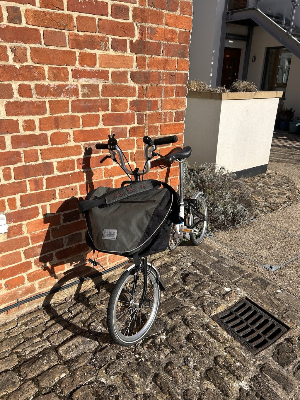 Brompton Folding Bike 16in M White/Black Mudguards Reflectors Front Bag