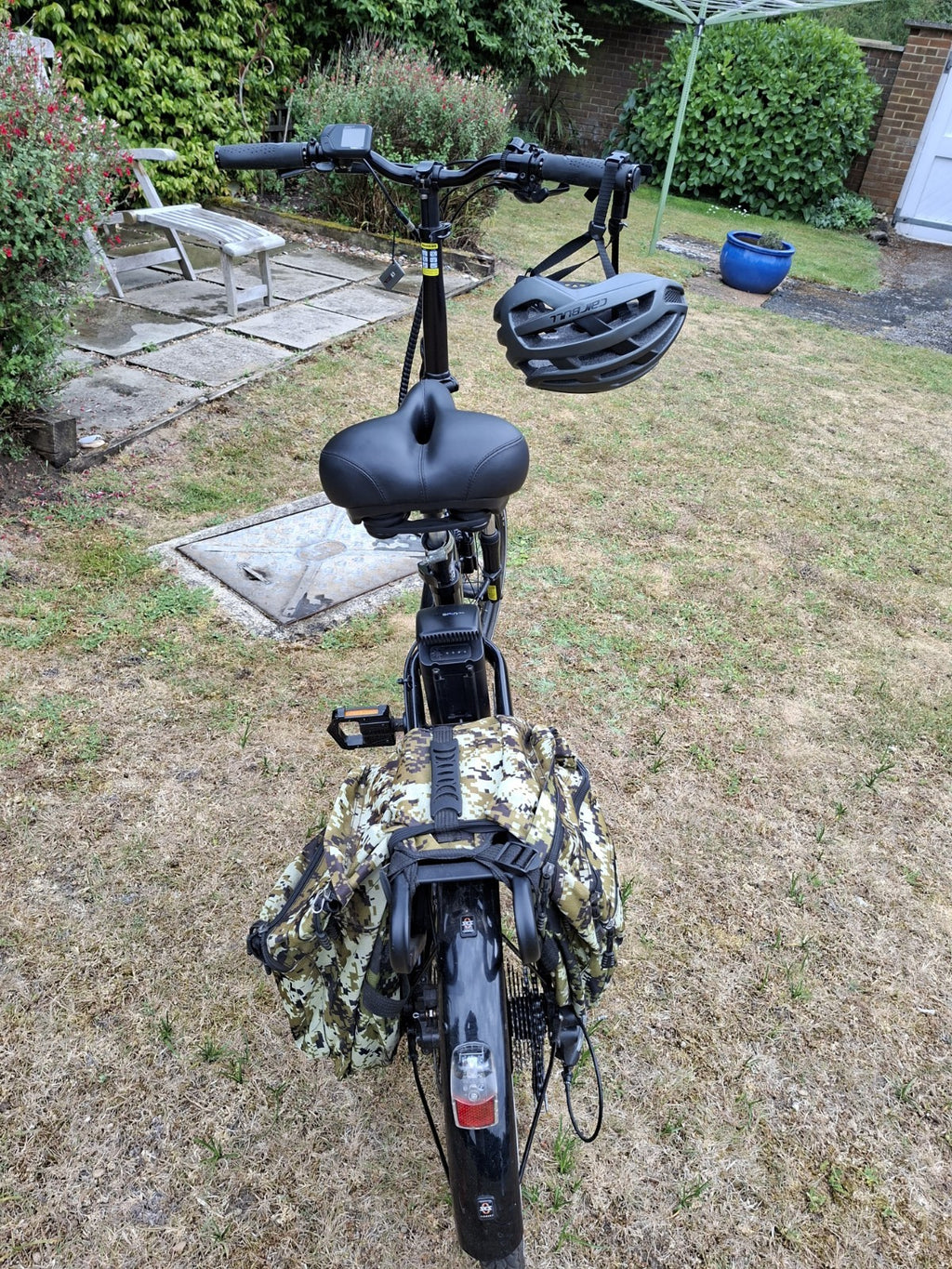 Volt metro ~ Black Folding Bike ~ plus extras! only done 470 miles! (EN15194)