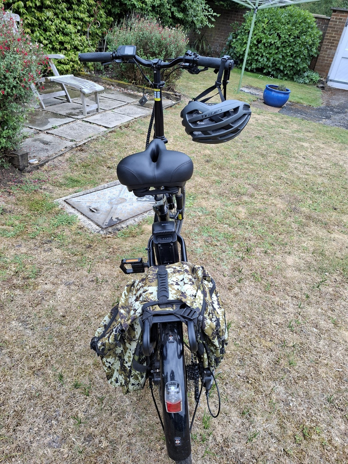 Volt metro ~ Black Folding Bike ~ plus extras! only done 470 miles! (EN15194)