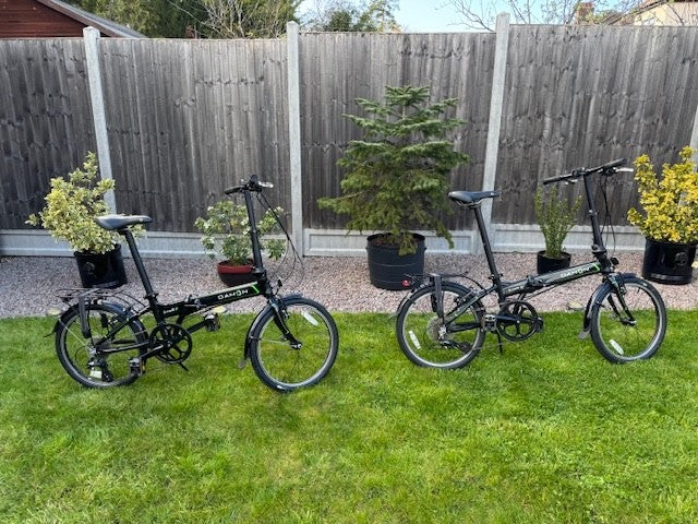 Dahon D8 Vitesse folding bicycle, black in colour.