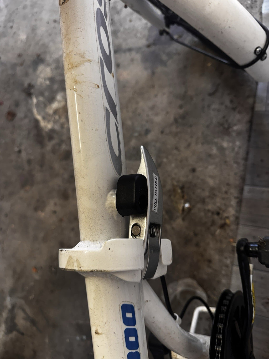 Cross CRF300 20in Folding Bike 6-Speed Shimano Derailleur Grip Shifter White