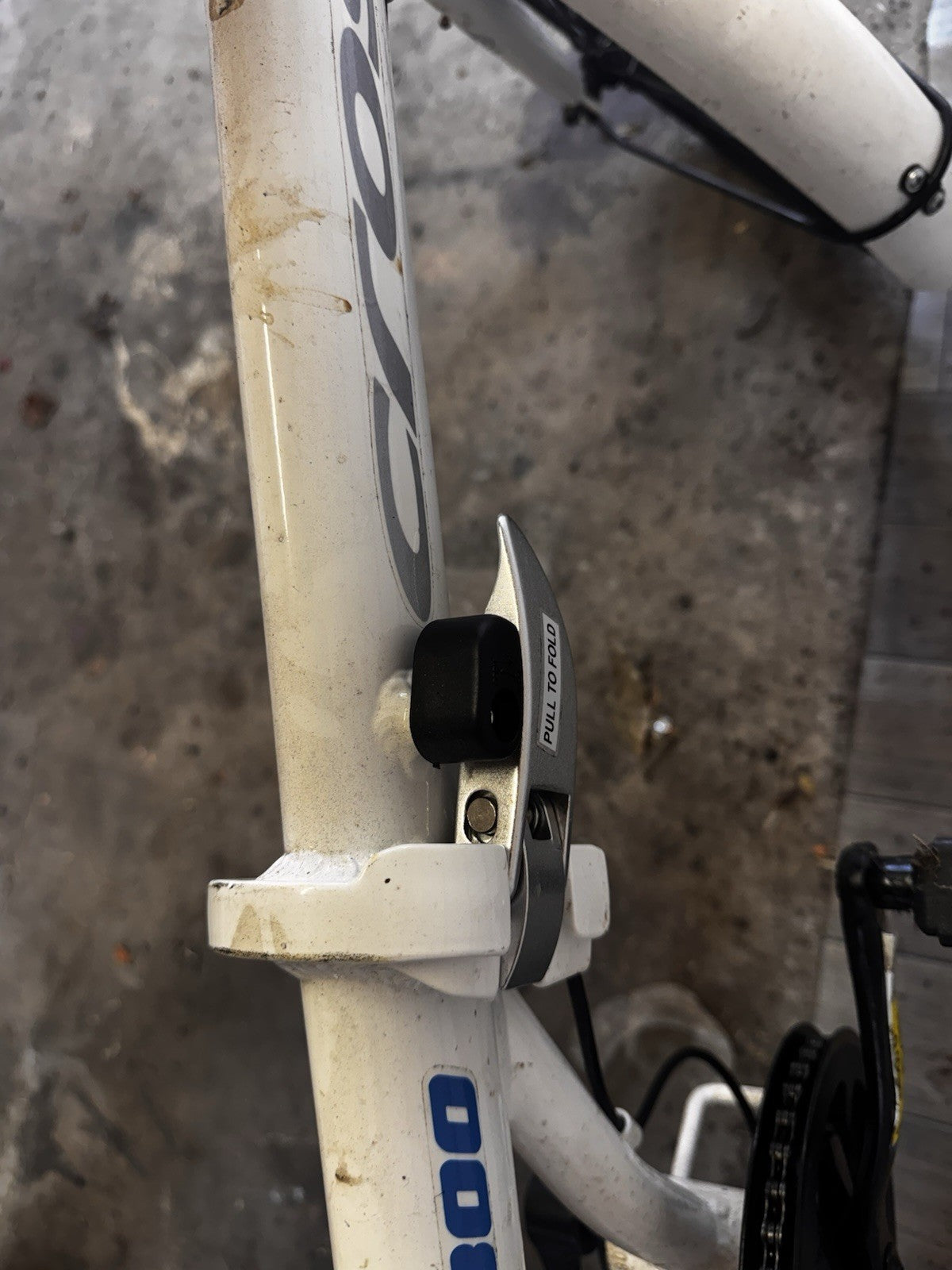Cross CRF300 20in Folding Bike 6-Speed Shimano Derailleur Grip Shifter White