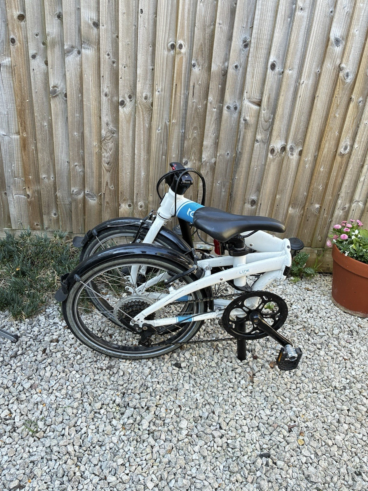 Tern Link D8 Aluminium Folding Bike With Pump. Lightweight And Compact.