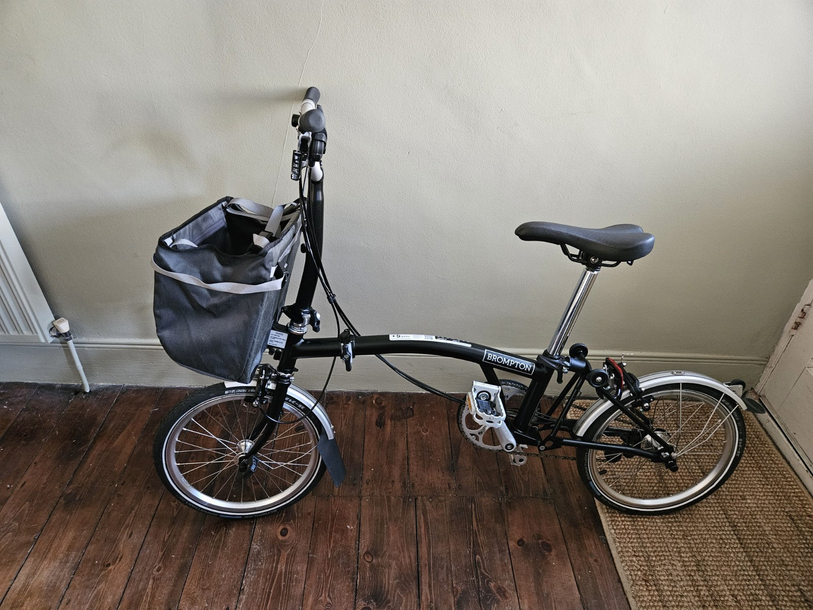 2021 Brompton M3L 3-Speed Folding Bike – Black – Exceptionally Lightly Used