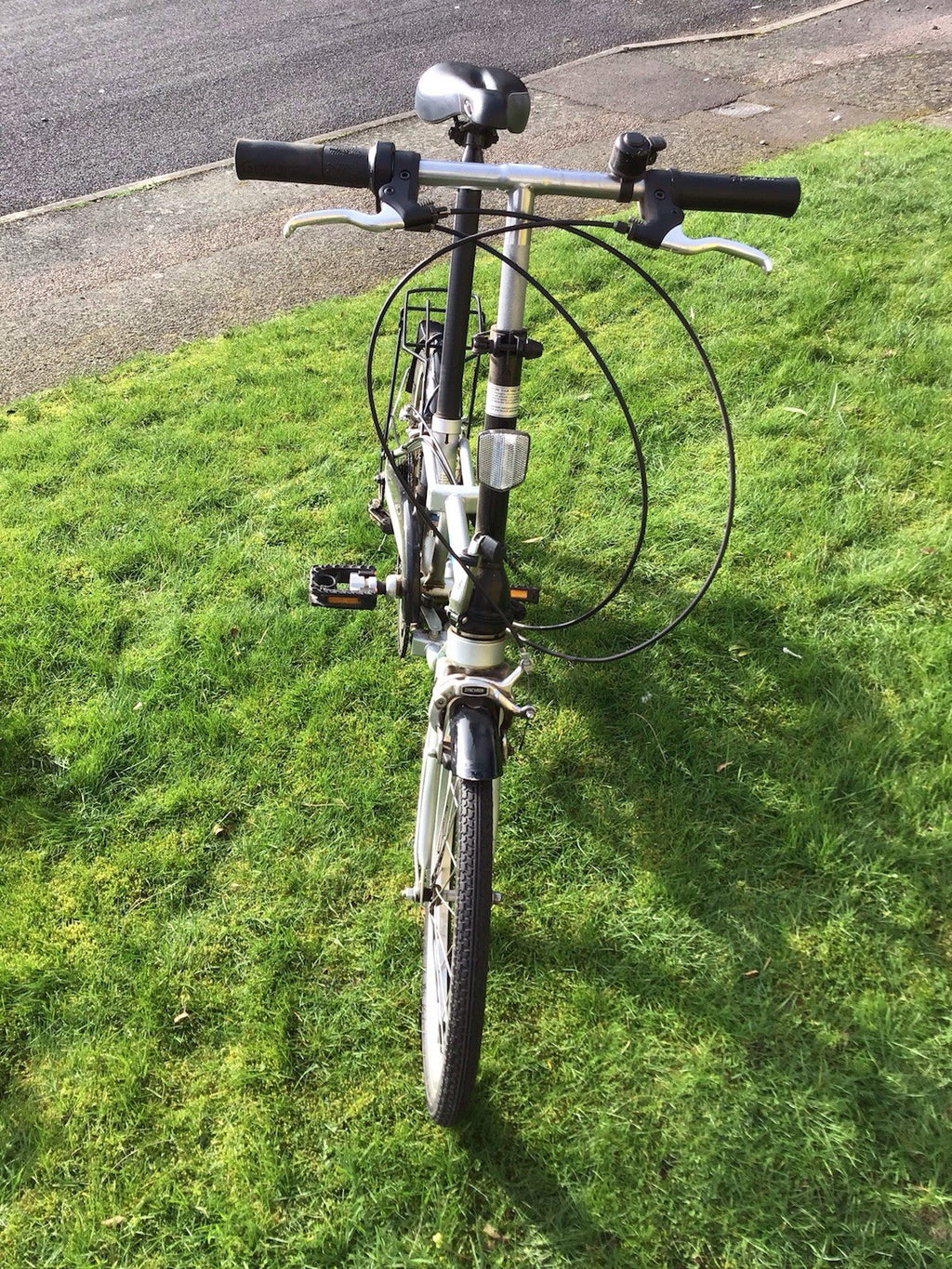 Adult folding bike for sale, unisex made by Dahon. In good condition.