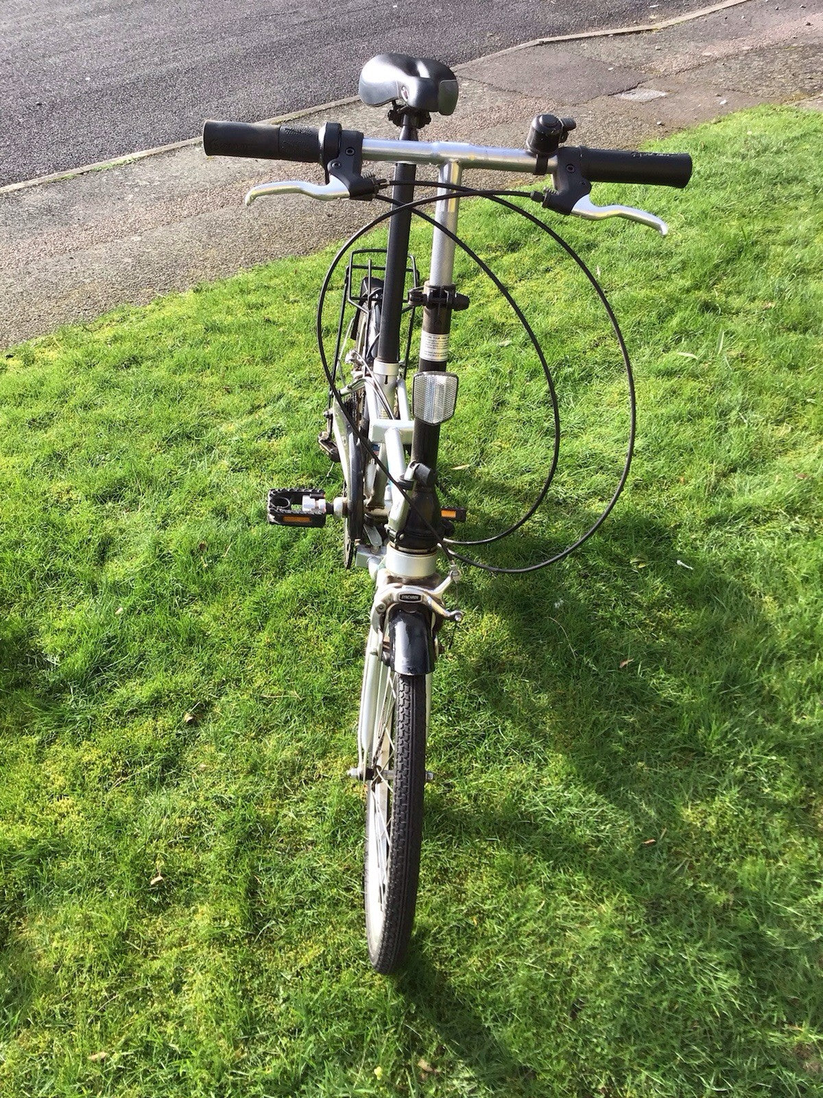 Adult folding bike for sale, unisex made by Dahon. In good condition.
