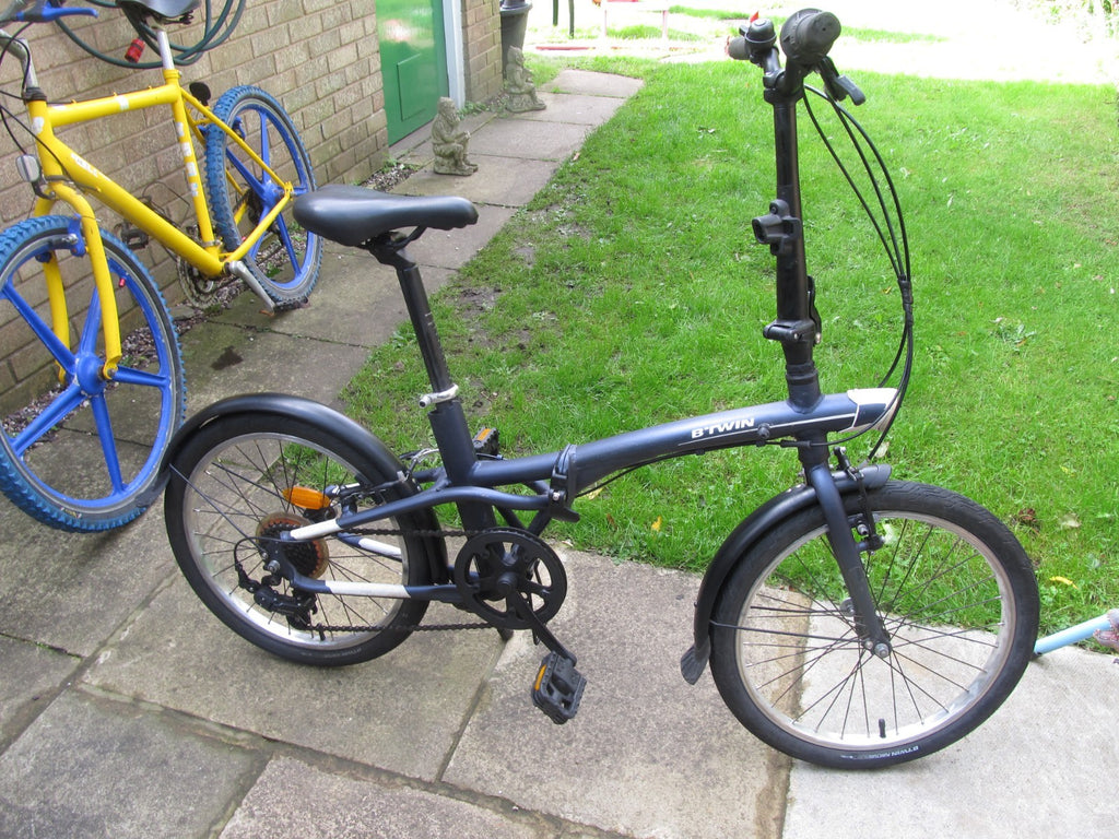 BIKE - FOLDING BIKE - 20 " WHEELS  - UNISEX - VERY GOOD CONDITION