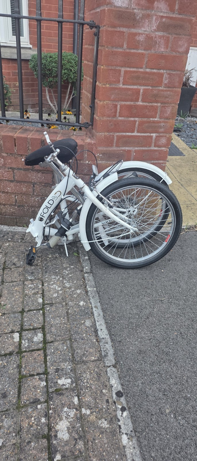 Saxon Fold Folding Bike 20 in White 1 Speed Mudguards Rim Brakes Riser Bar