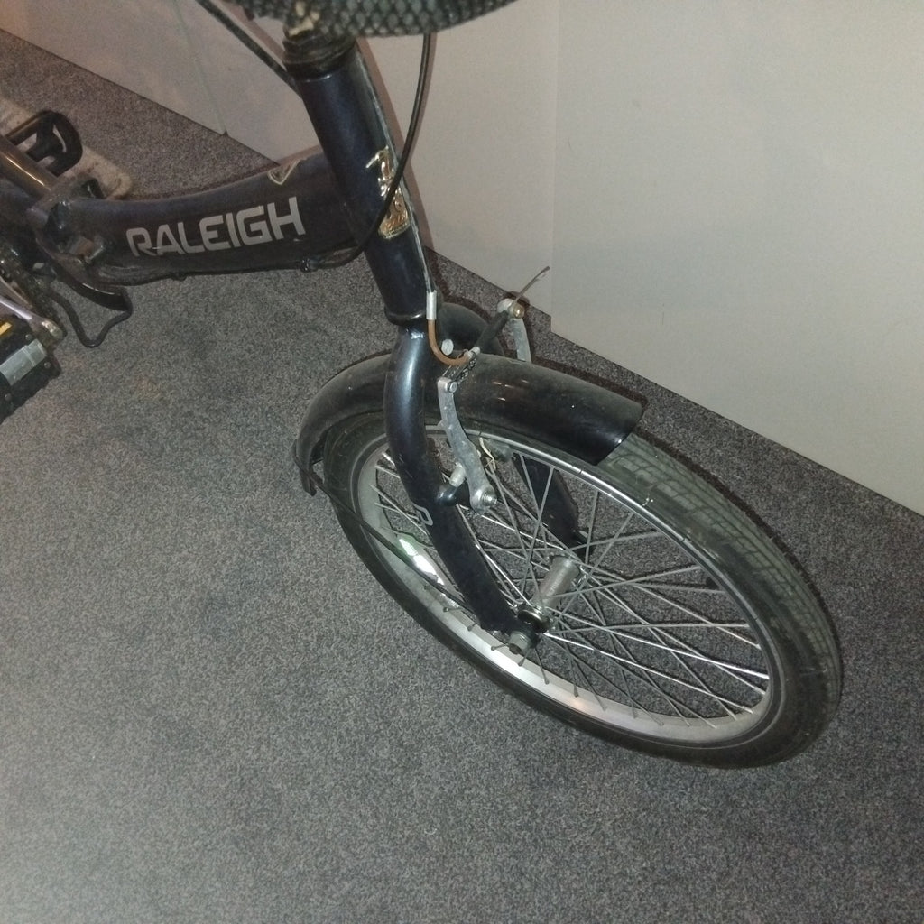 Raleigh EVO 7SP Folding Bike, Aluminum Frame, 20" Wheels, 7 Speed with Revo Grip
