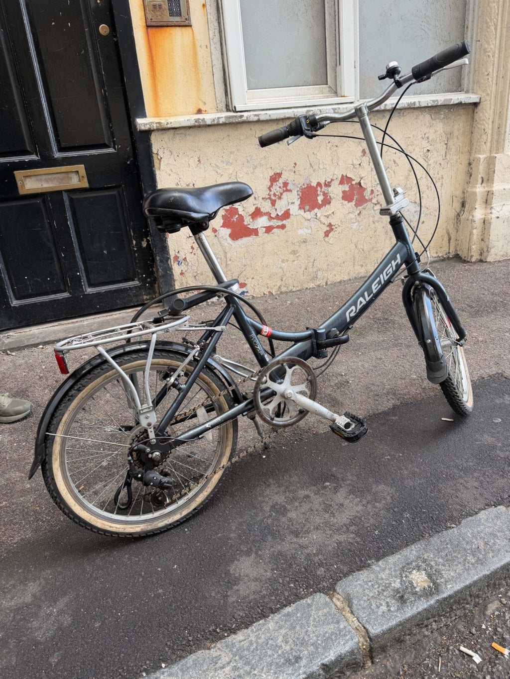 Raleigh folding bike, 6 gears, recently serviced with new chain and lubrication.