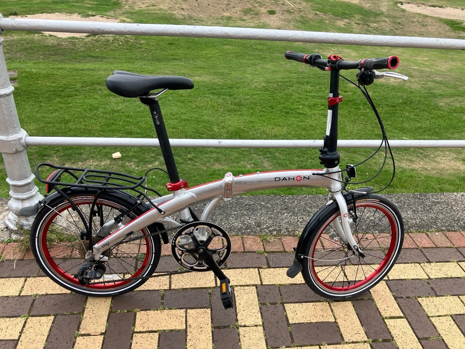Dahon Mu P8 folding bike