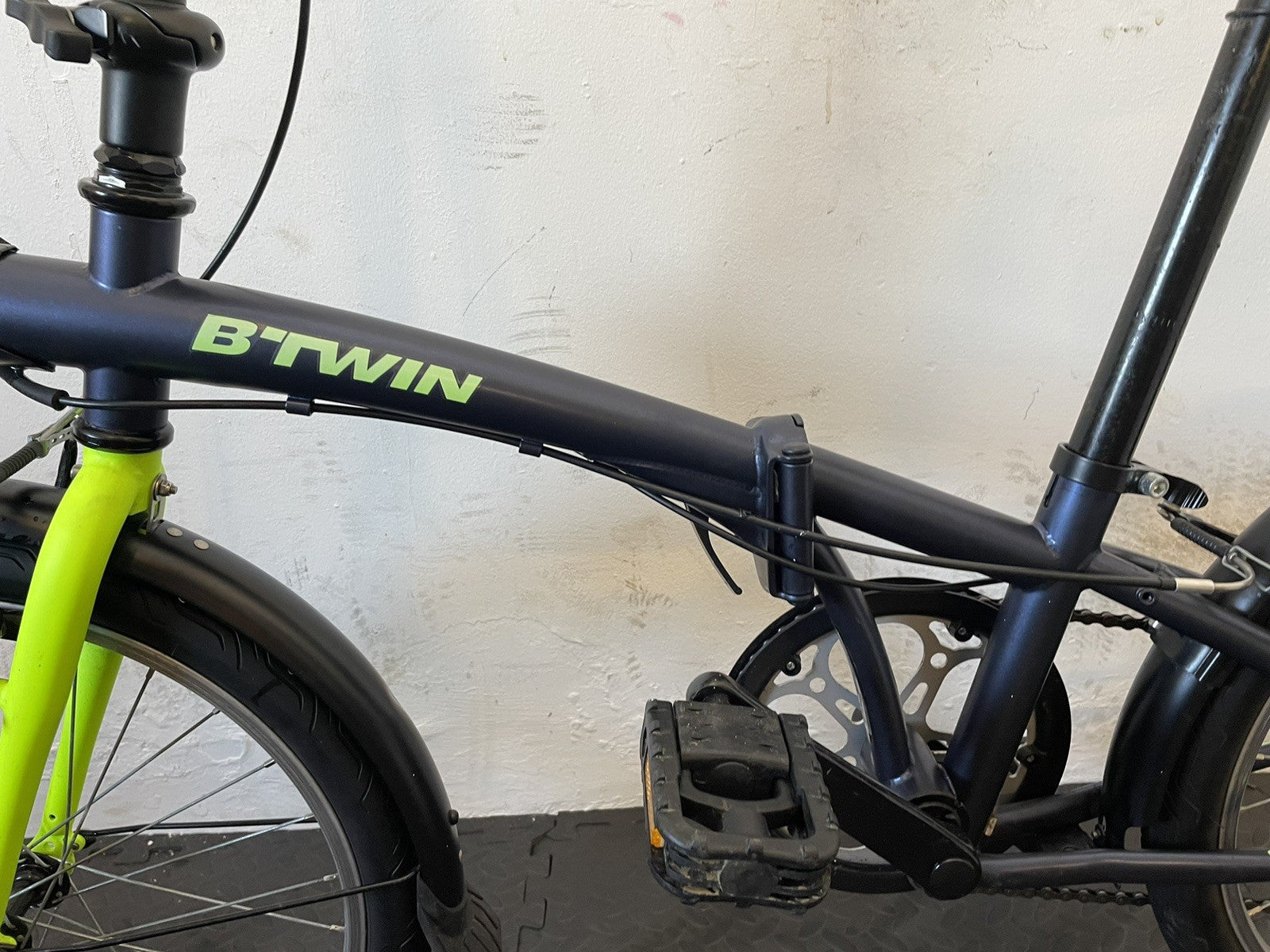 B Twin Tilt 120 Folding Bike 20 Inch Wheels. 6 Speed Matt Navy And Neon.