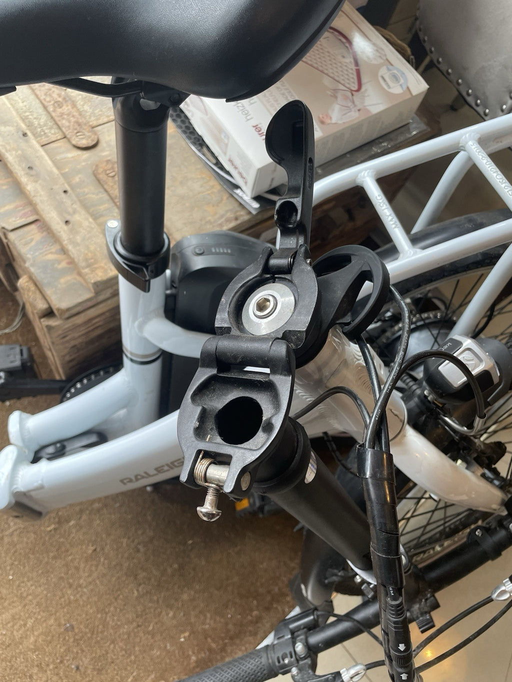 Raleigh Stow-E-Way Folding 7-Speed 20" Wheel Alloy E--Bike White Untested