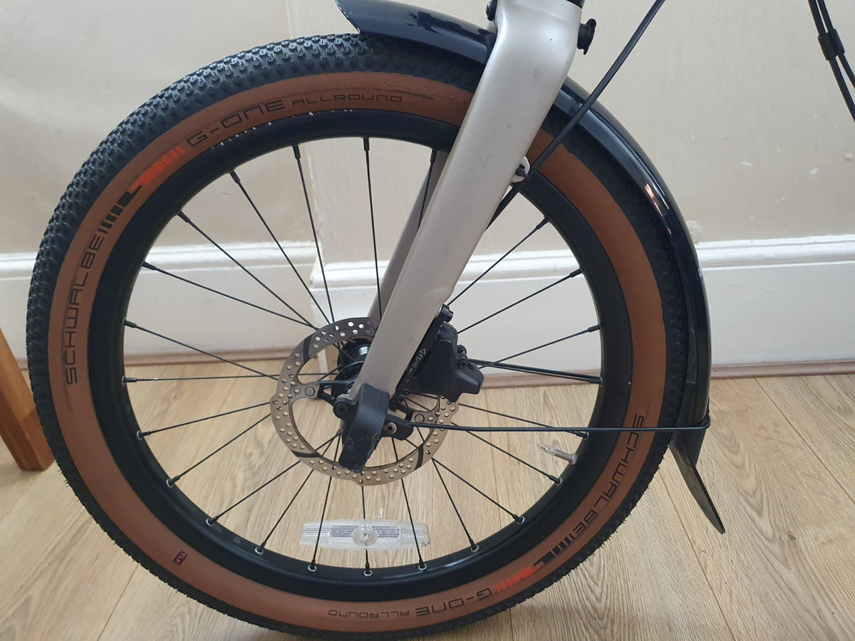 Brompton G Line Medium Folding Bike 8-Speed Traildust White with Roller Frame