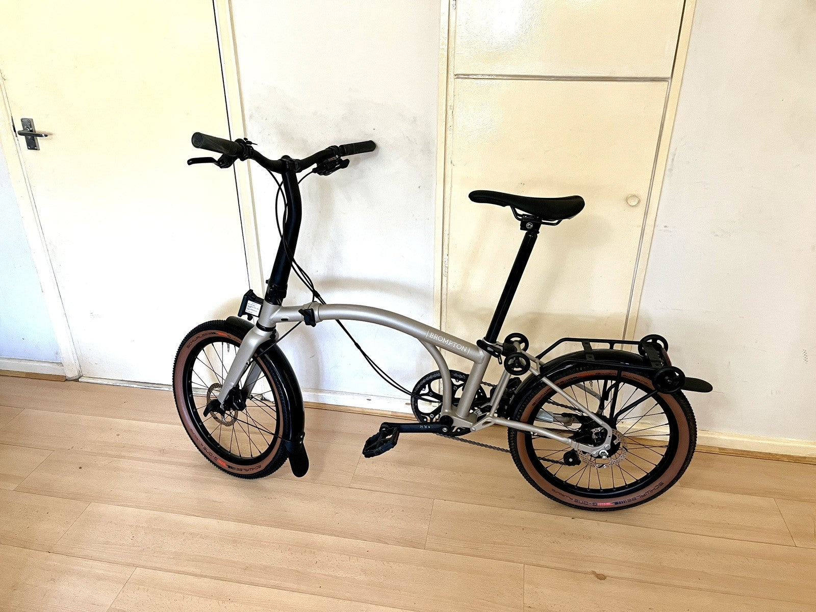 Brompton G Line 2026 with Roller Frame - 8-speed, Traildust White, Medium