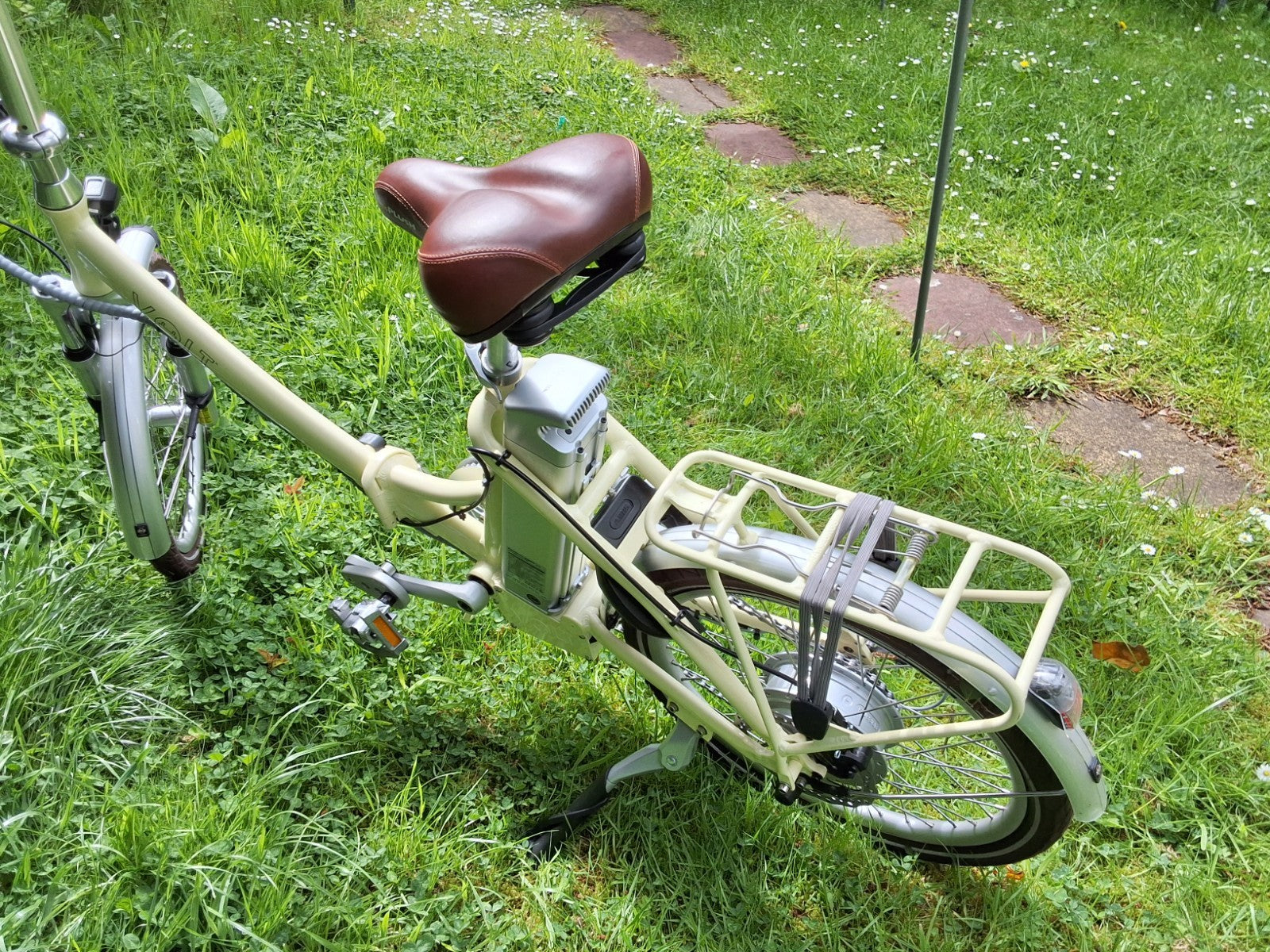 VOLT LS Metro,cream with crown handlebars and saddle. Immaculate condition.