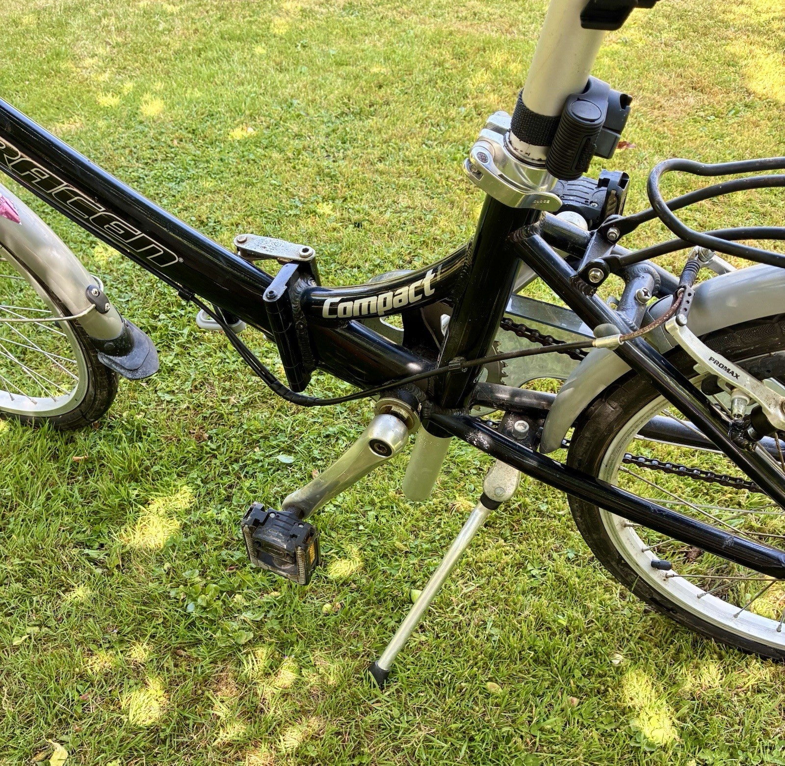 Saracen Compact Folding Bike 20in 3 Speed Black/Silver Rack Mudguards V-Brake