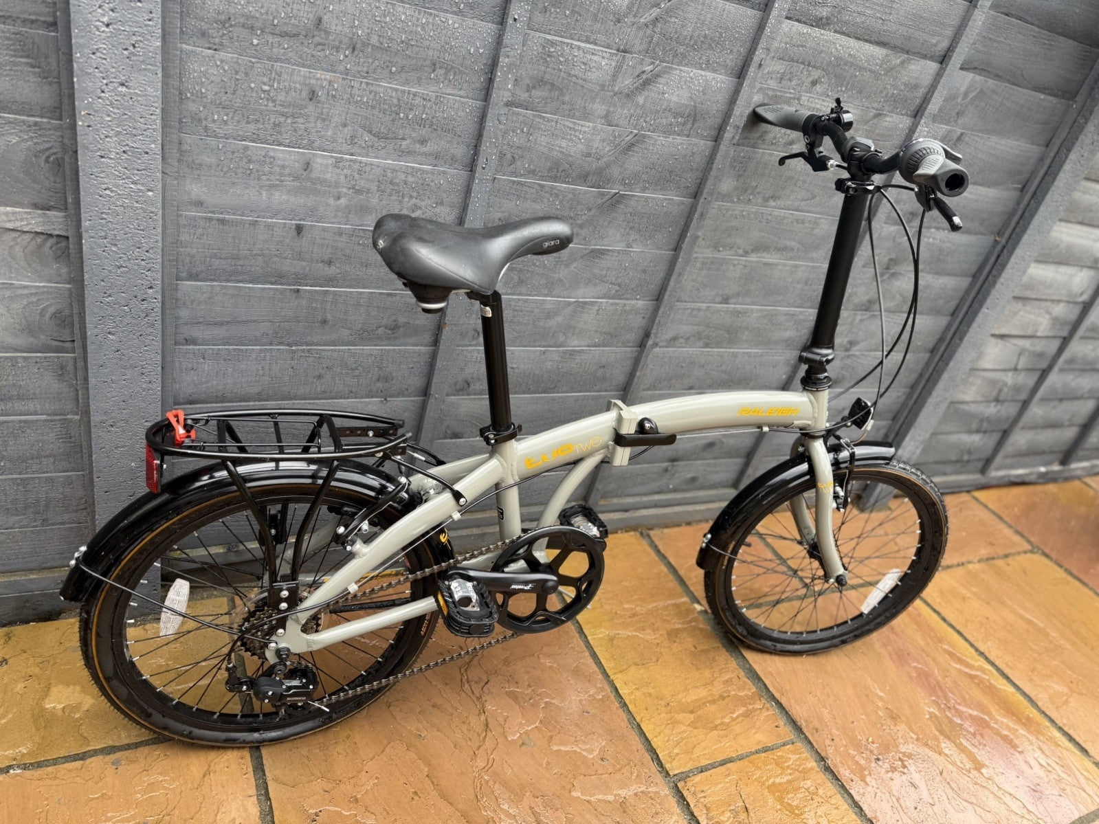 Raleigh Evo 2 Folding Bike - 7 Speed Shimano - 20" Wheels - Grey and accessories