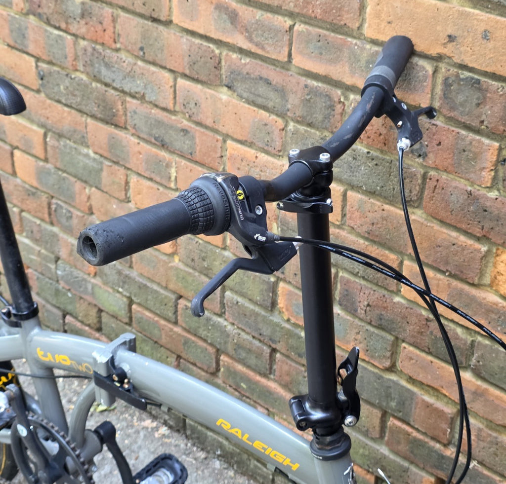 RALEIGH EVO TWO FOLD UP BIKE (20" WHEELS)
