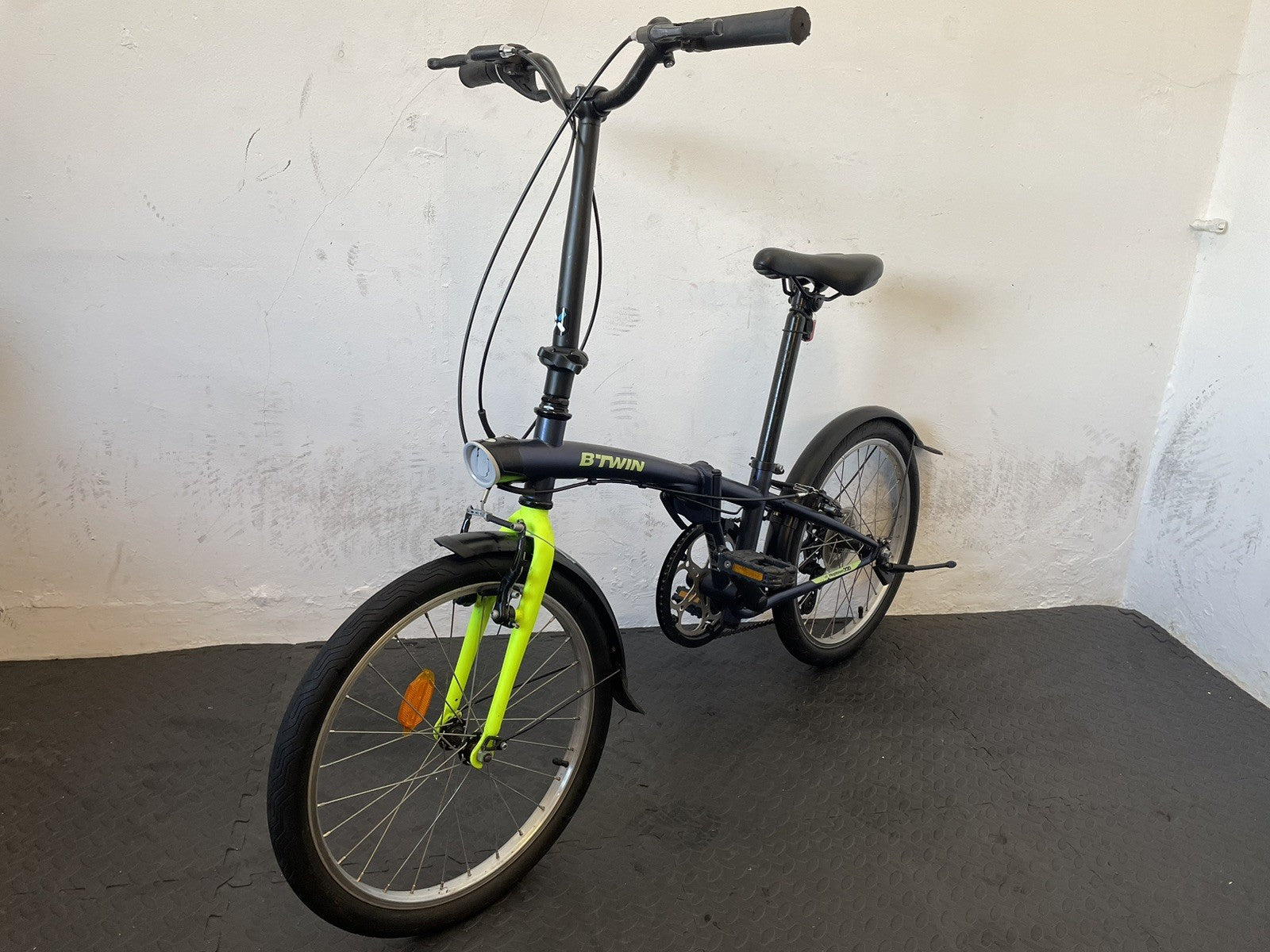 B Twin Tilt 120 Folding Bike 20 Inch Wheels. 6 Speed Matt Navy And Neon.