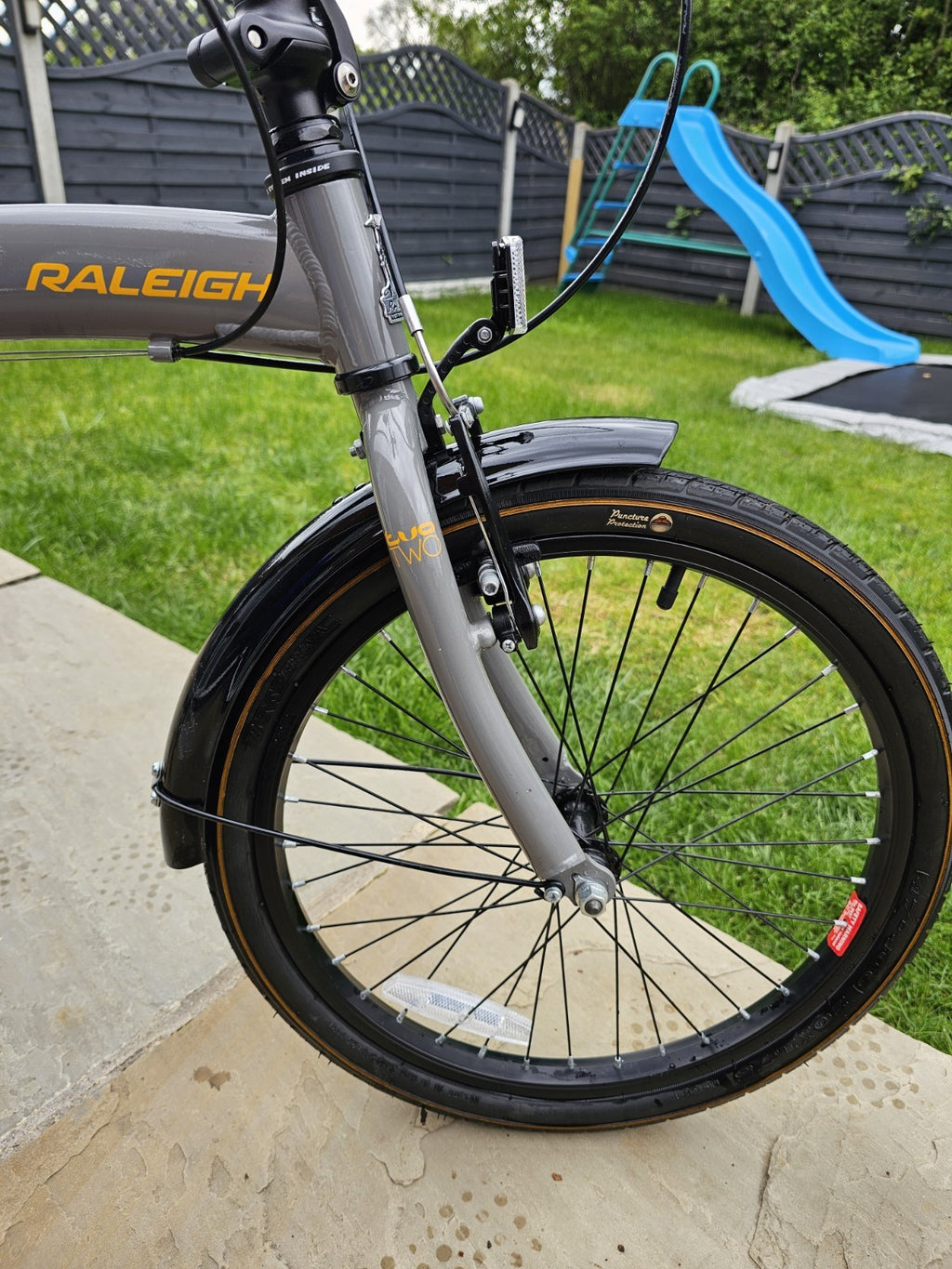 Raleigh Two Two Folding Bike 20" Aluminium Frame, 7-Speed Rear Rack Stand