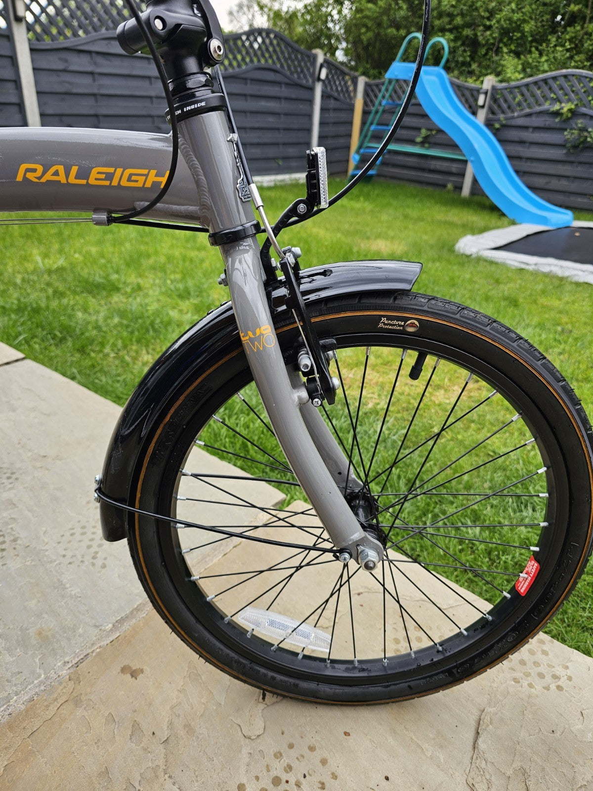 Raleigh Two Two Folding Bike 20" Aluminium Frame, 7-Speed Rear Rack Stand