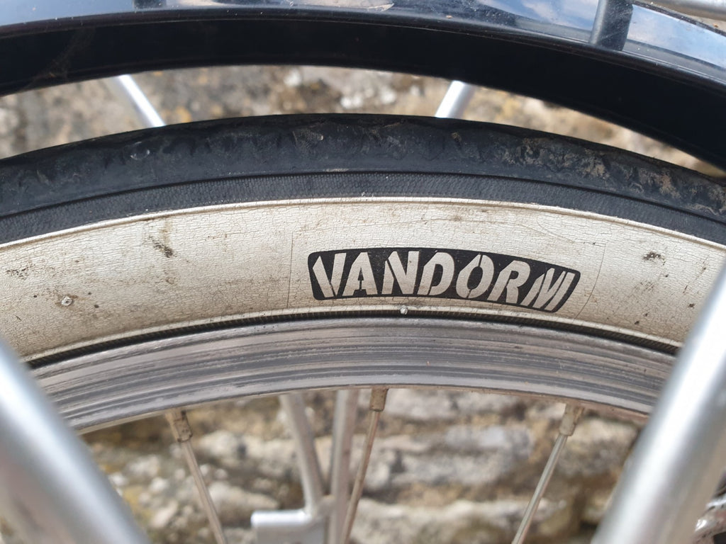 Dahon Speed D7 with pump in the Seatpost. 7 speed rapid rise gears.