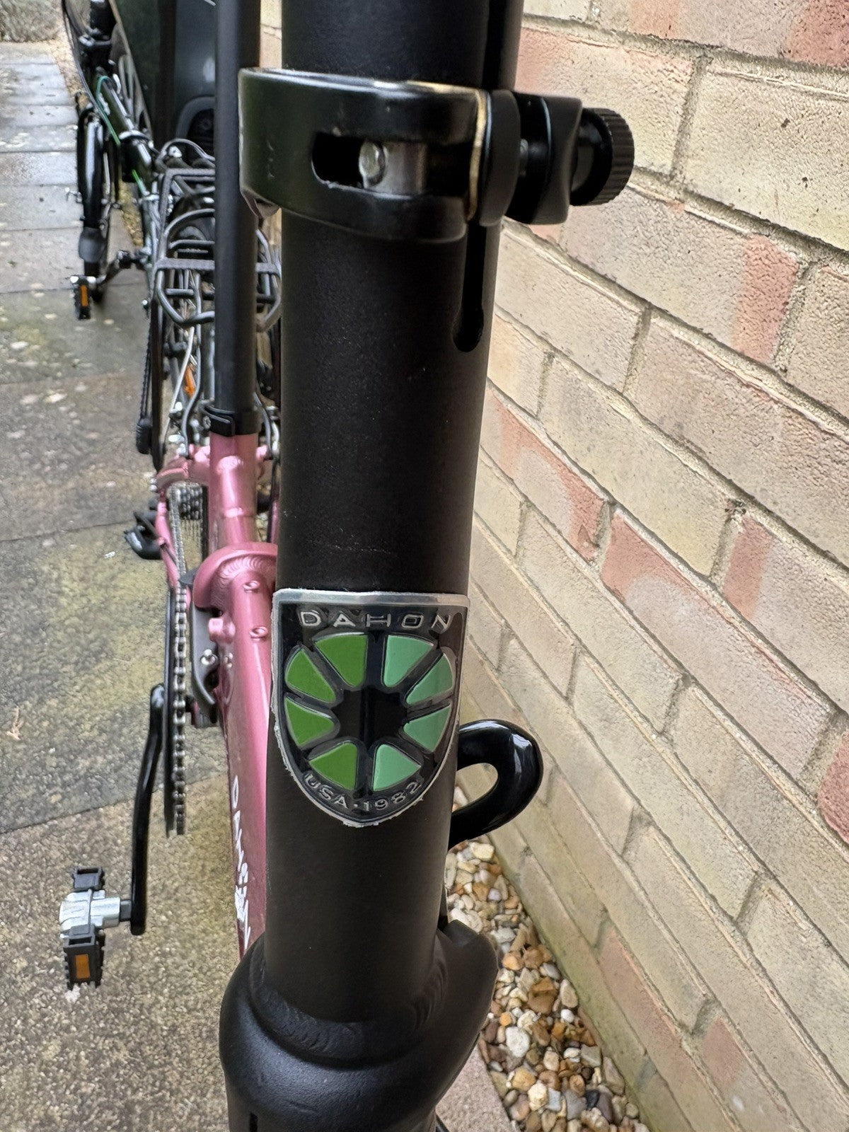 Dahon Mariner D8  8-Speed Folding Bike Pink