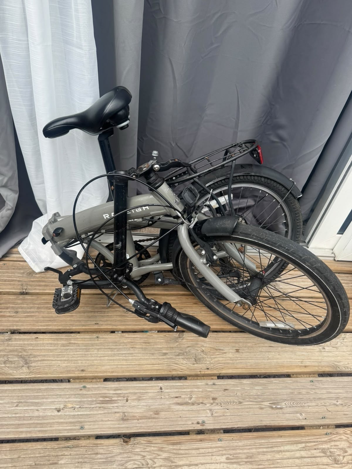 Raleigh Evo Two Folding Bike 20" Aluminium Frame, 7-Speed Rear Rack Stand