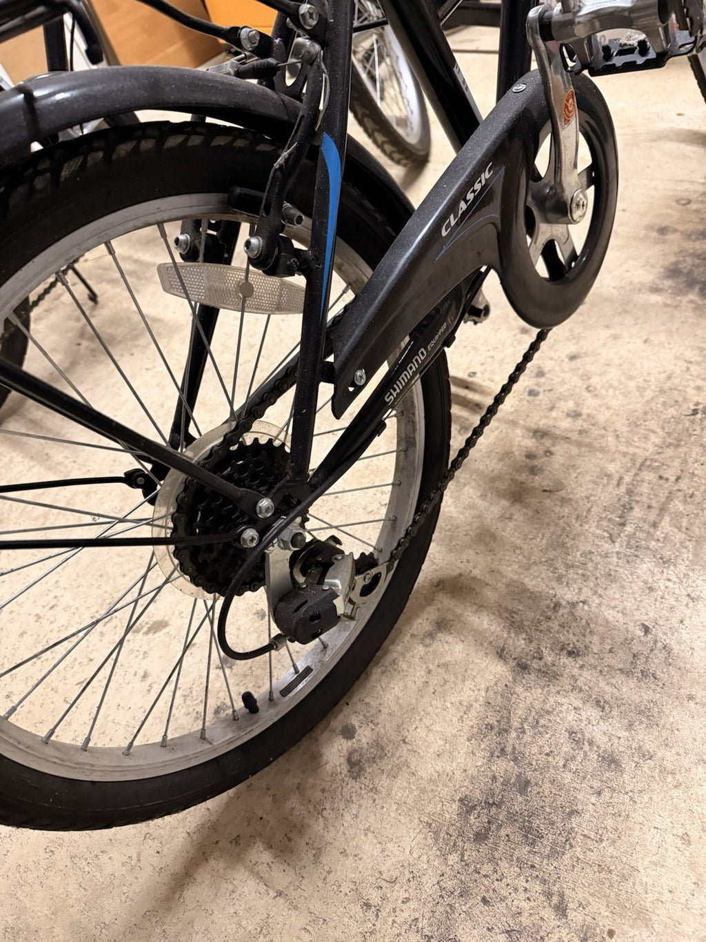 2 X Classic saker folding bikes + bike floor pump