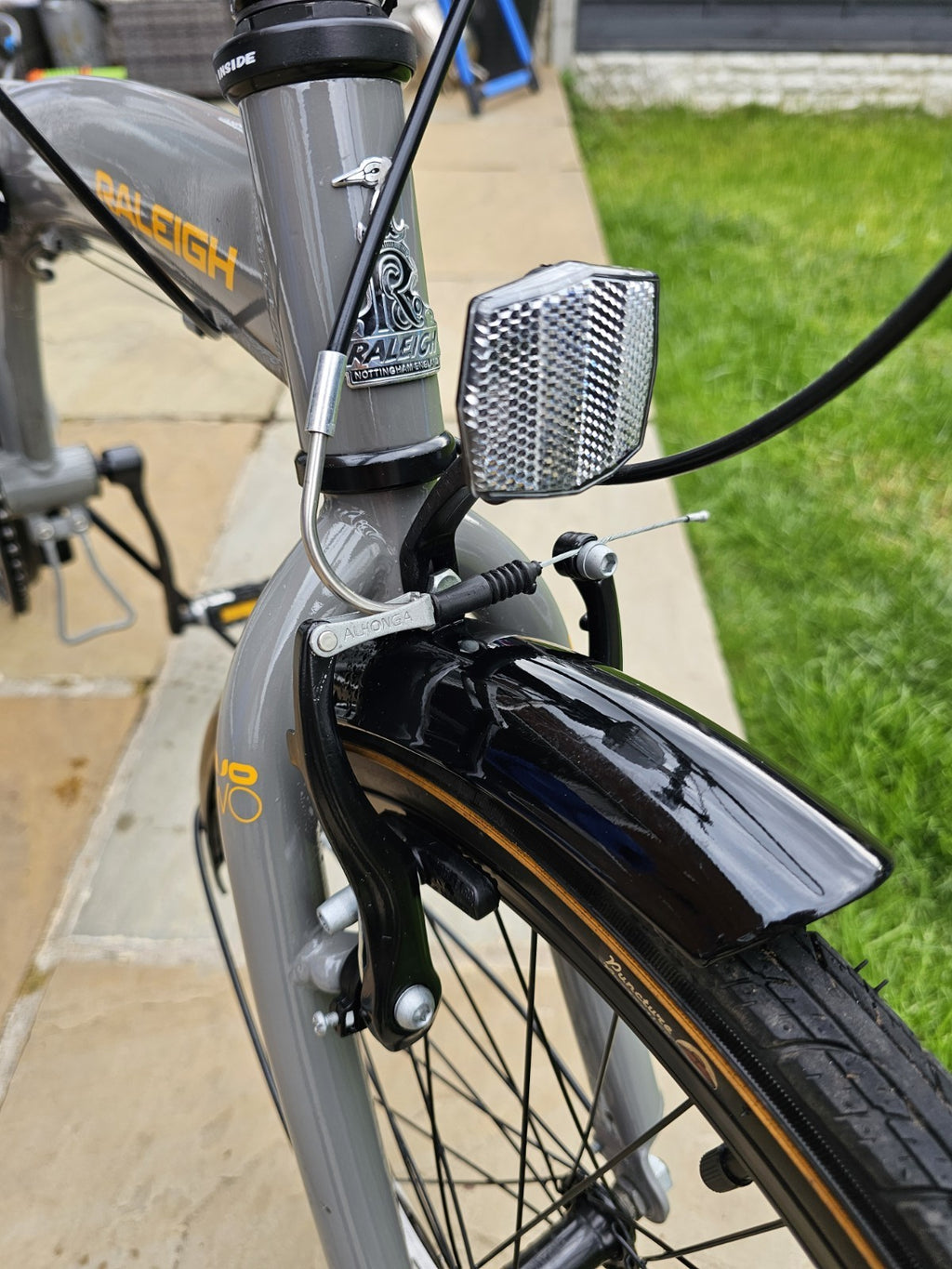 Raleigh Two Two Folding Bike 20" Aluminium Frame, 7-Speed Rear Rack Stand