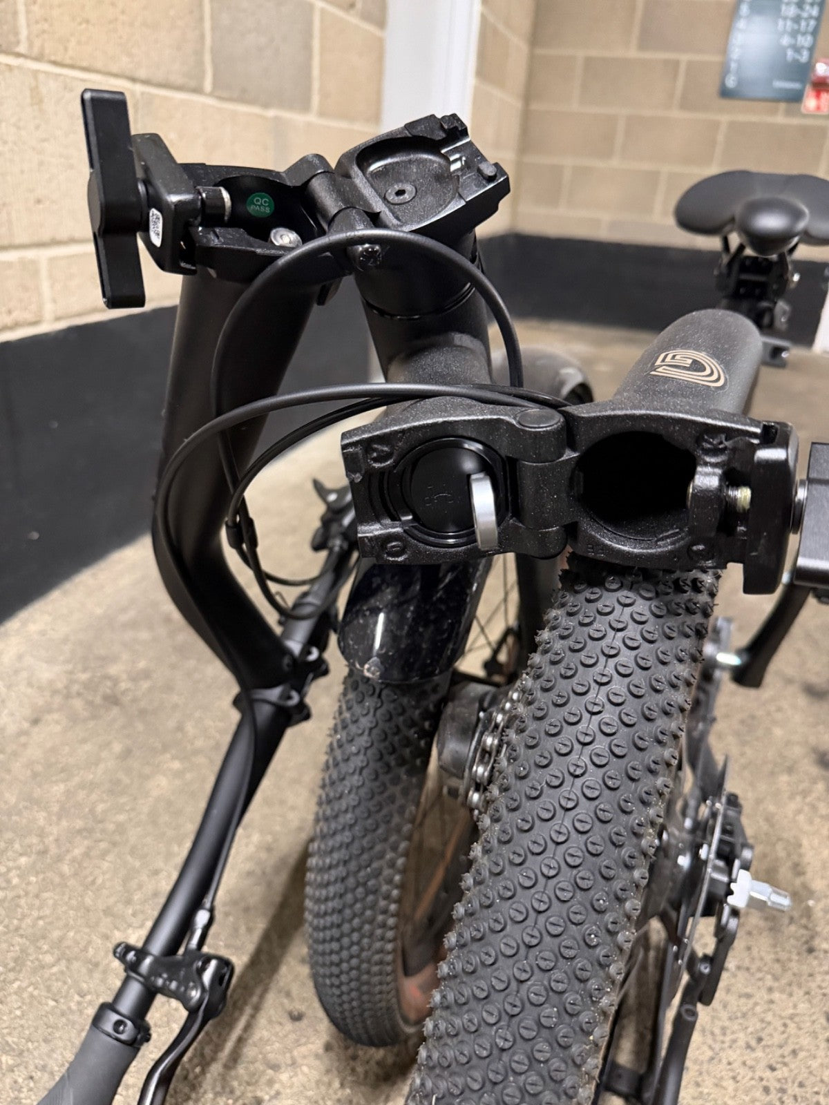 Brompton G Line 8-Speed Folding Bike Large – Space Black + Metro Messenger Bag