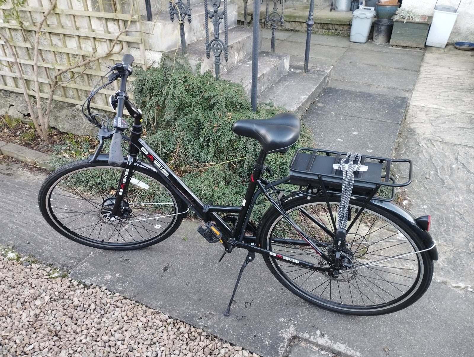 Folding Bike Commuter 700c Wheel 9.6Ah Battery Black Red Basis Hybrid