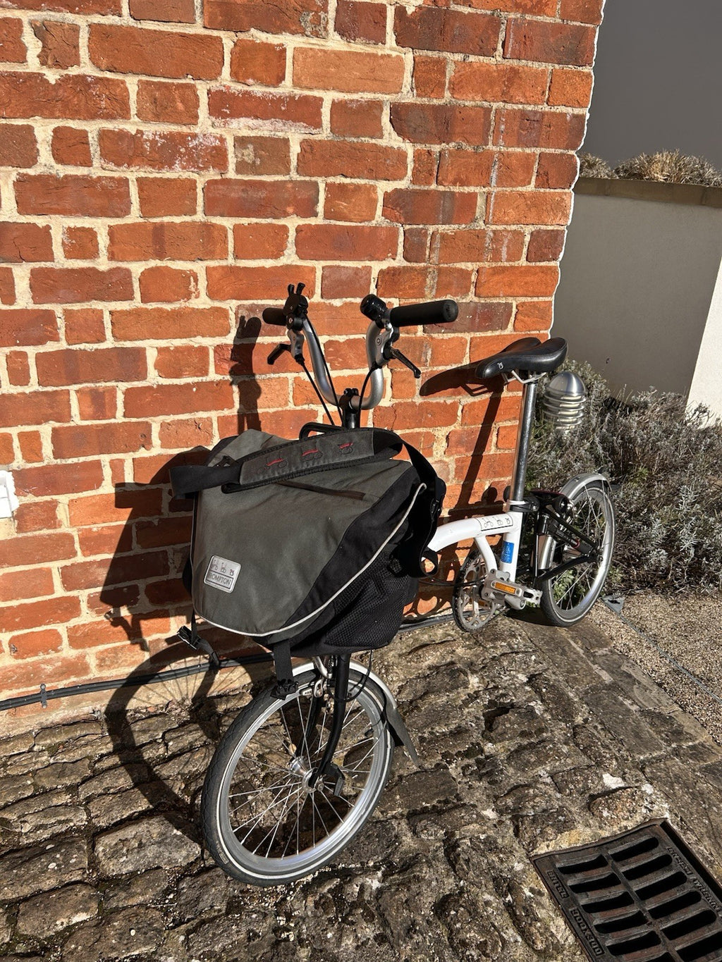 Brompton Folding Bike 16in M White/Black Mudguards Reflectors Front Bag