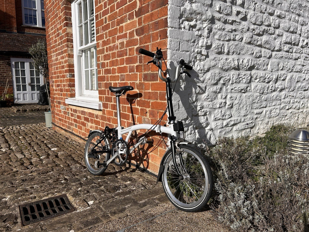 Brompton Folding Bike 16in M White/Black Mudguards Reflectors Front Bag