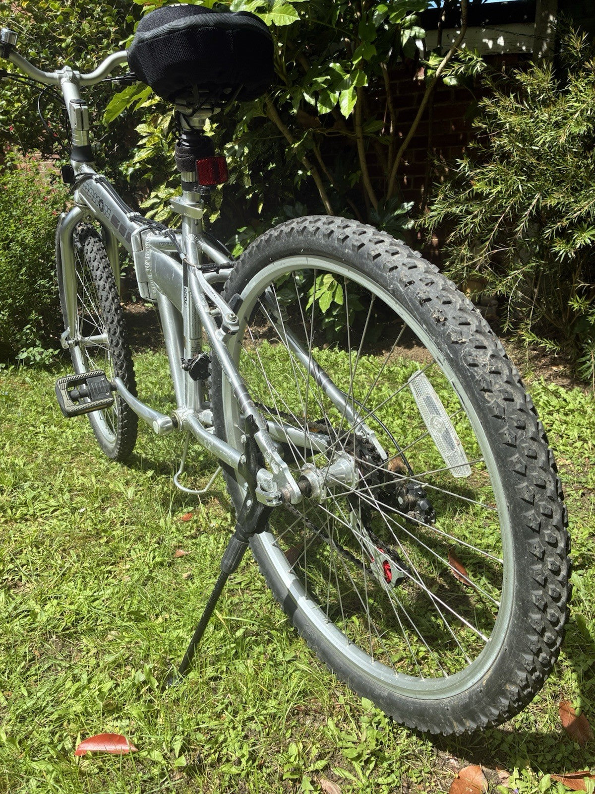 Dahon Espresso Full Sized Folding Bike - 26 inch wheels, medium frame