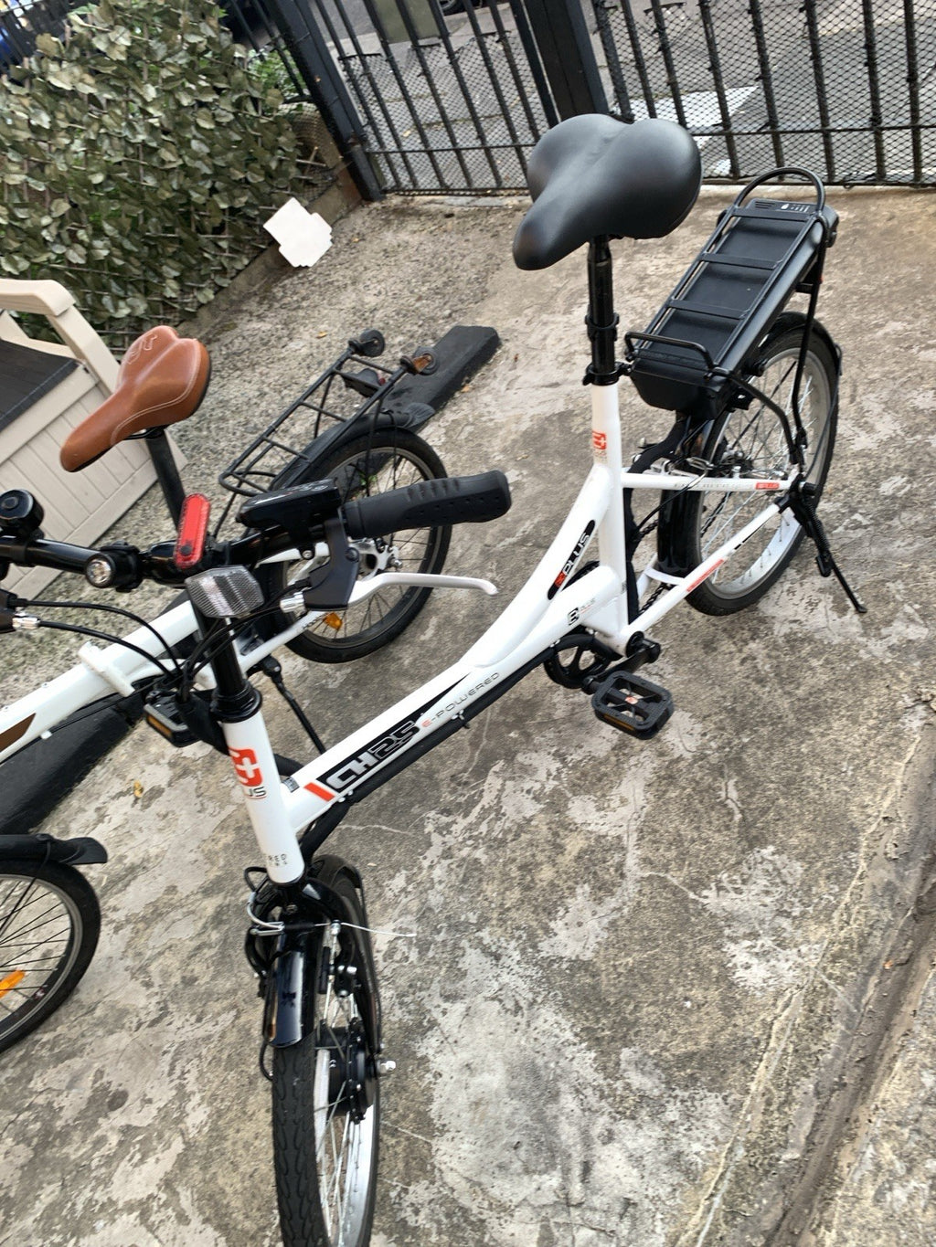 B'Twin Hoptown 7 20in Folding Bike 7-Speed White Rack Mudguards Kickstand