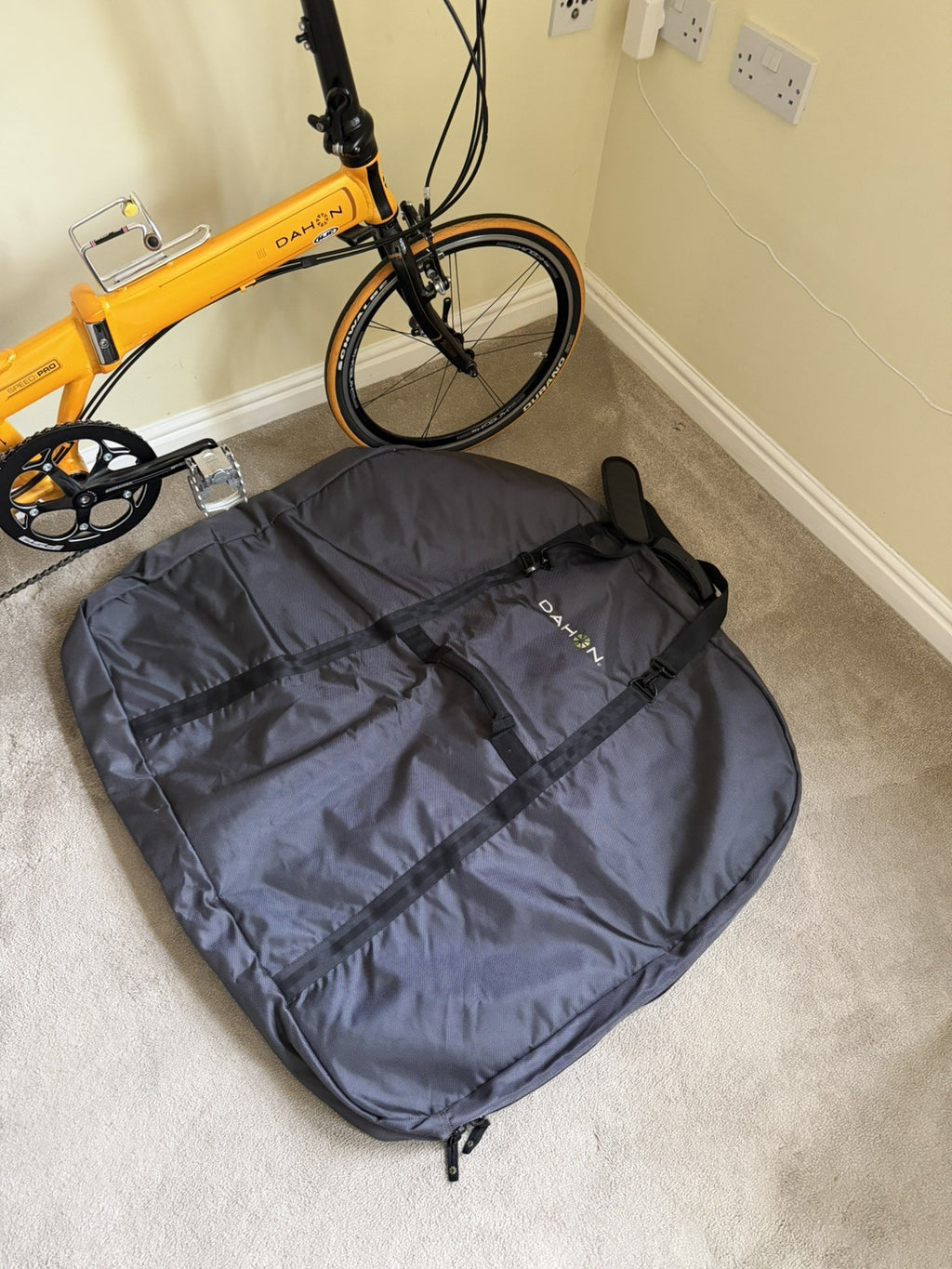 DAHON SPEED PRO TT FOLDING BIKE. HARDLY USED AS SHOWN.