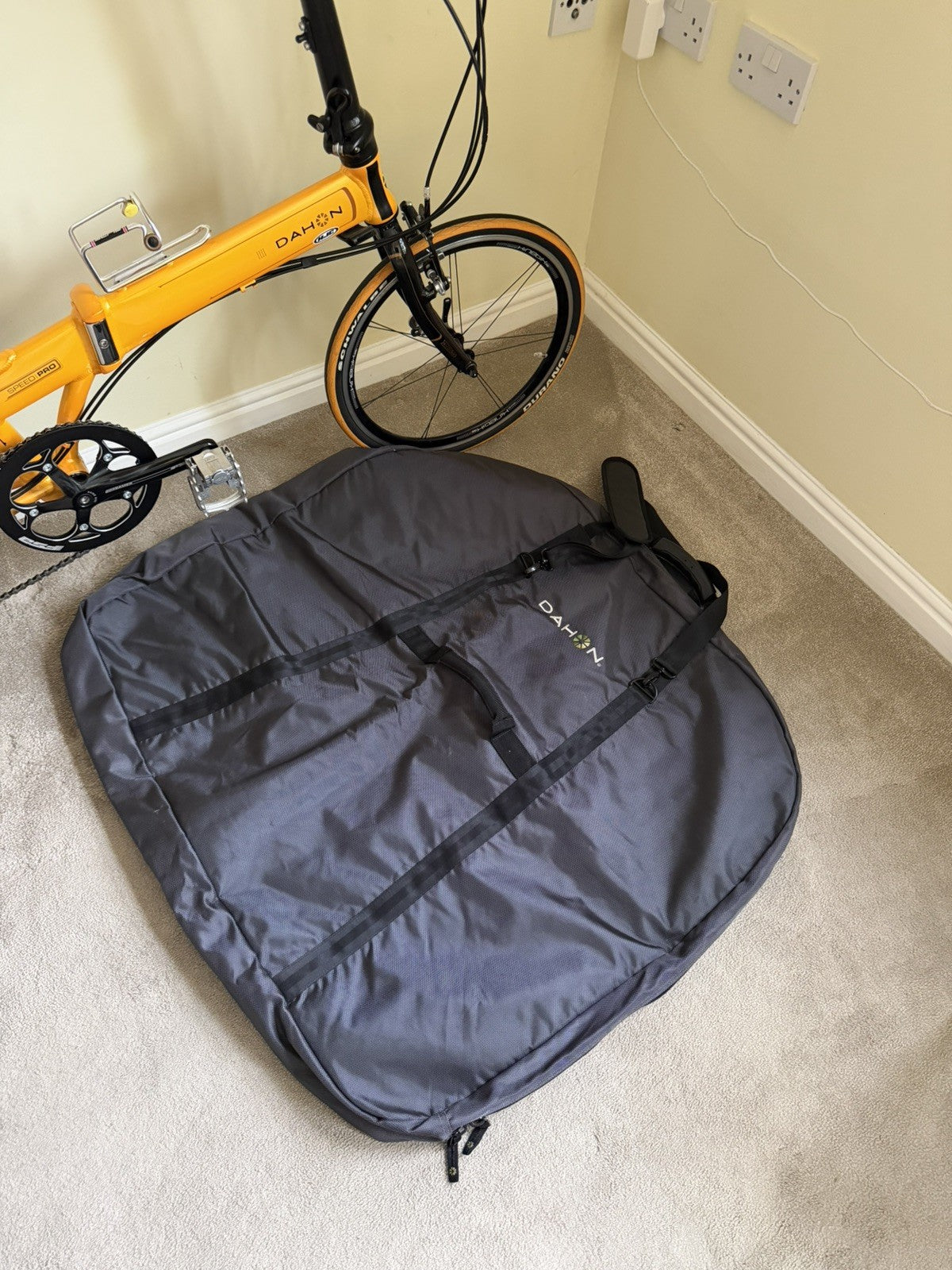 DAHON SPEED PRO TT FOLDING BIKE. HARDLY USED AS SHOWN.