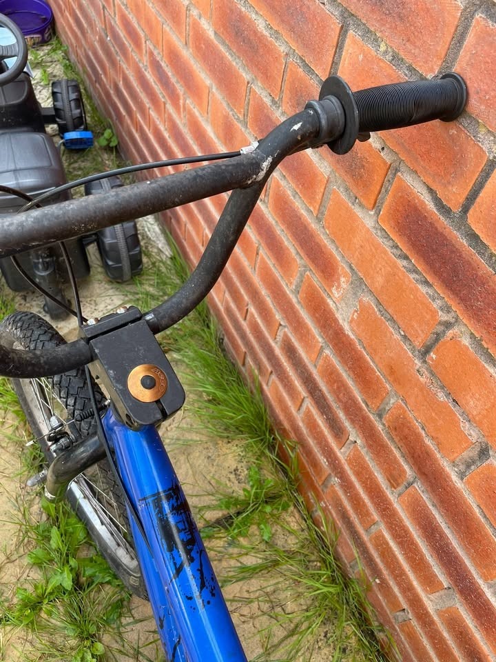 2 x Bikes for Cheap Sale (Universal Stowaway 20' Folding) (Apollo Chaos BMX 20')