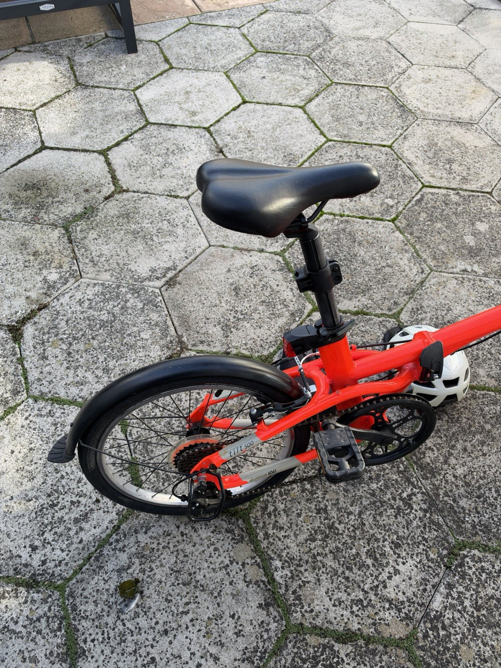 B'TWIN Tilt 500 20in Folding Bike Red/Black 7-Speed V-Brake Mudguards