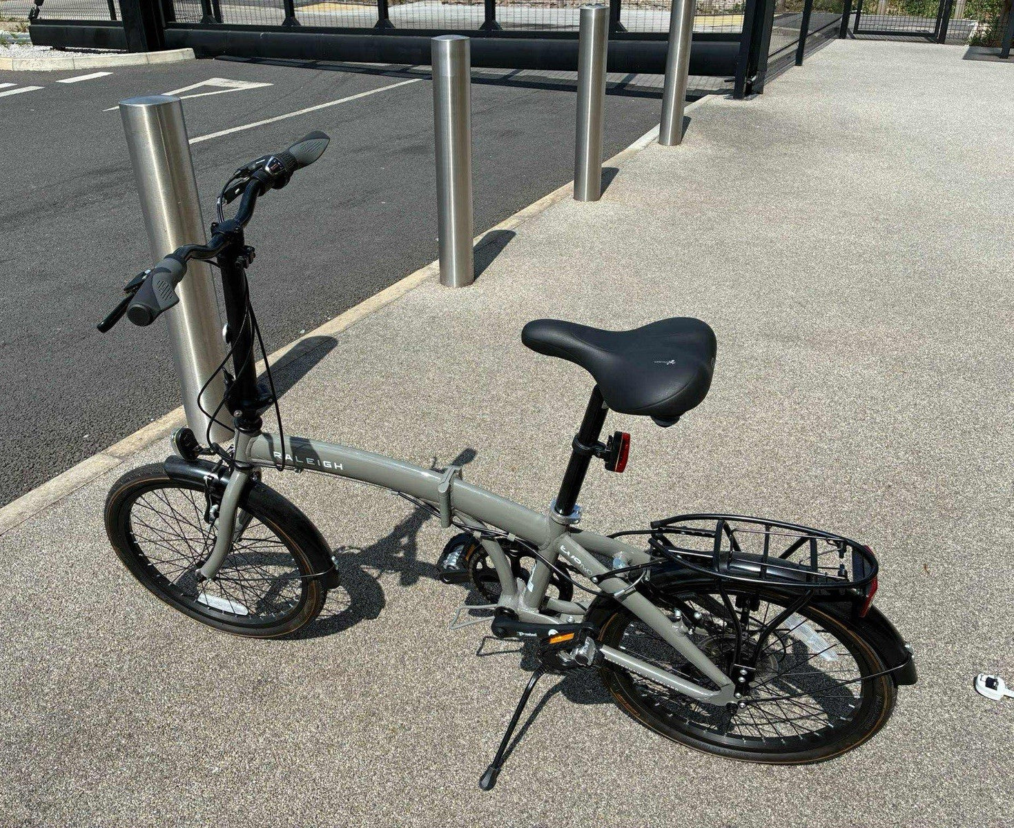 Raleigh Evo 20in Folding Bike Grey/Black, Rear Rack & Mudguards, V-Brakes