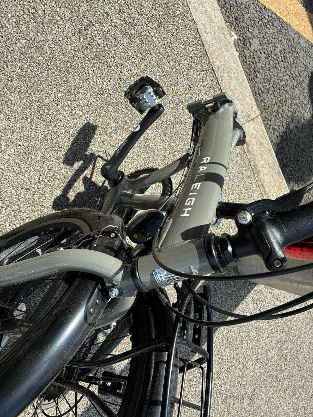 Raleigh Evo 20in Folding Bike Grey/Black, Rear Rack & Mudguards, V-Brakes